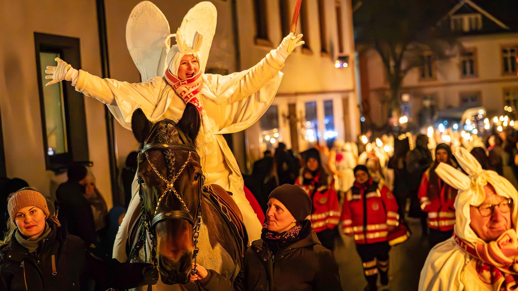 Als geflügelter Obergeist reitet Prinzessin Eva I (Walber) hoch zu Ross dem Geisterzug voran.