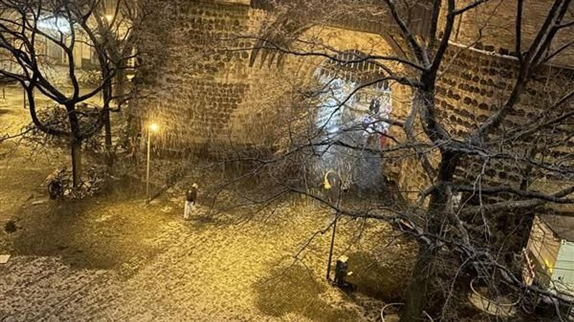Es fällt Schnee am Eigelstein.