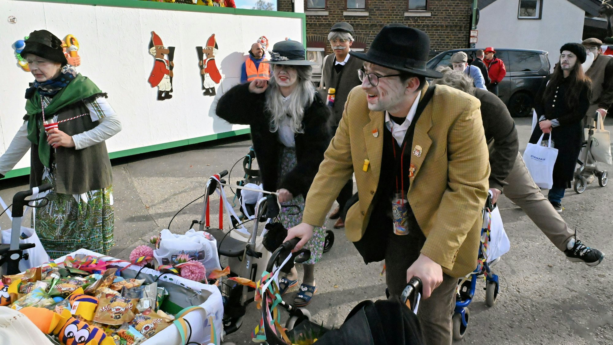 Selbst die „Party-Rentner“ des Doppelortes zeigten sich zum Straßenkarneval erstaunlich beweglich.