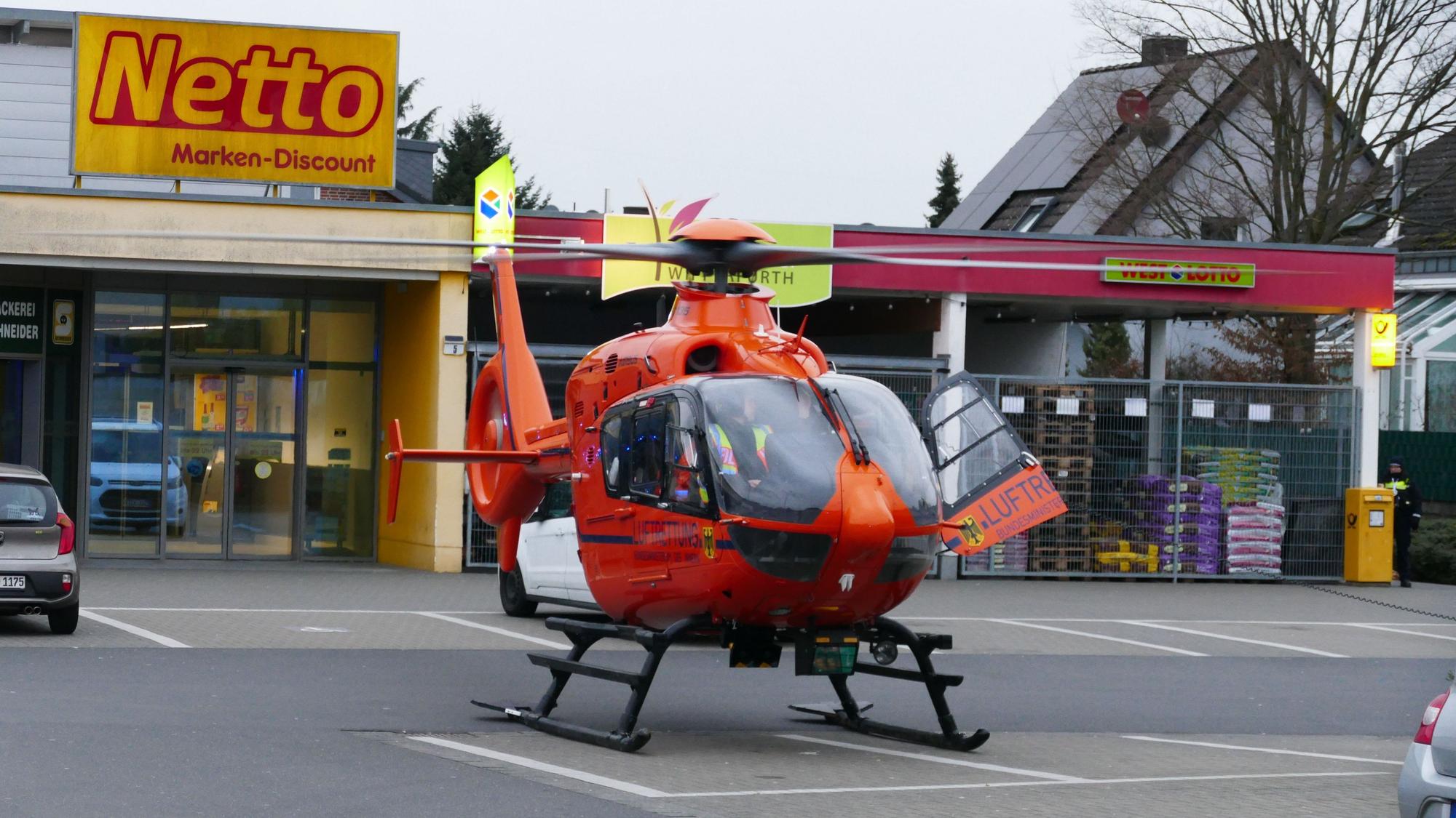 Ein Rettungshubschrauber landete auf einem benachbarten Discounter-Parkplatz.