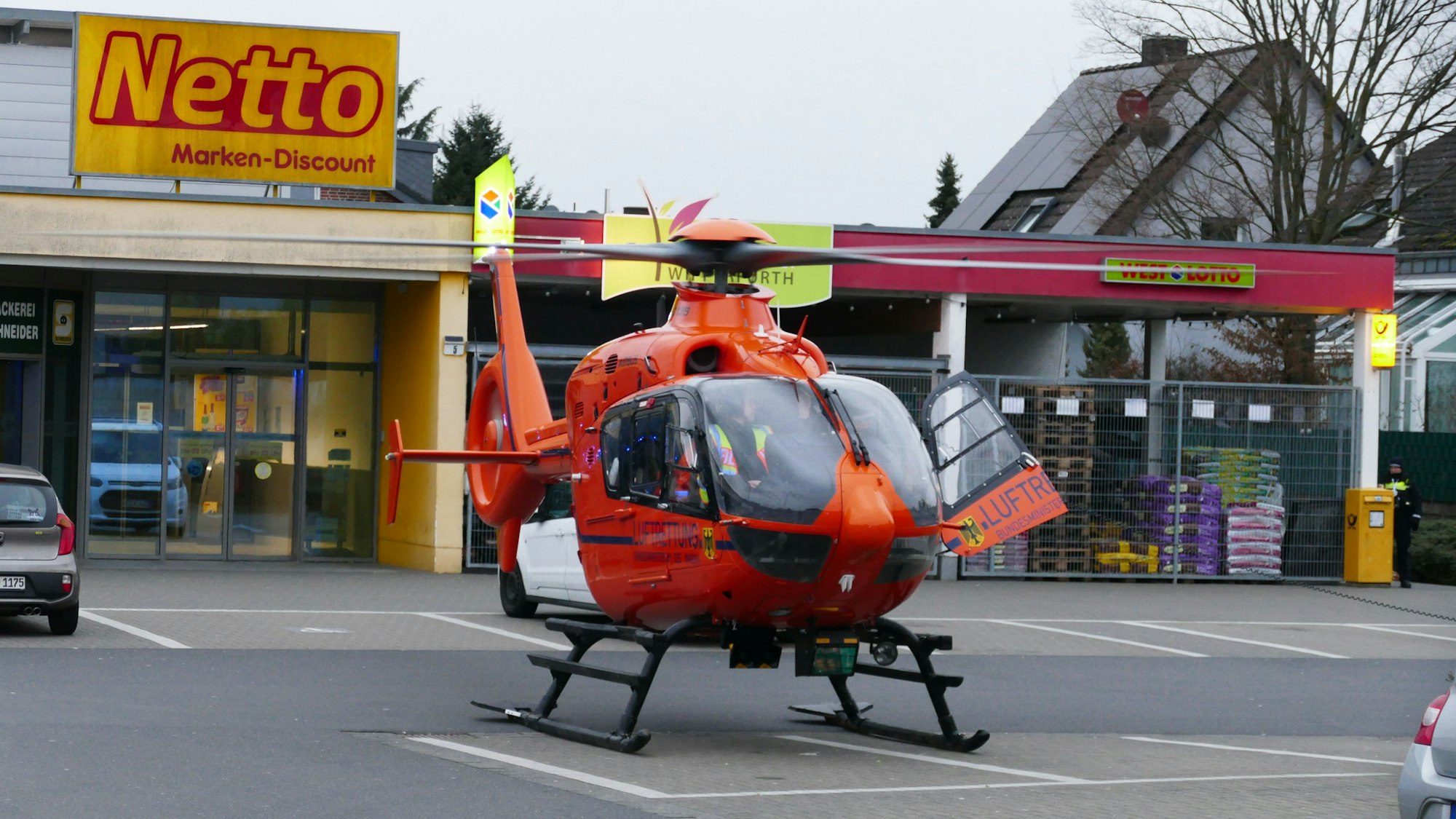 Ein Rettungshubschrauber landete auf einem benachbarten Discounter-Parkplatz.