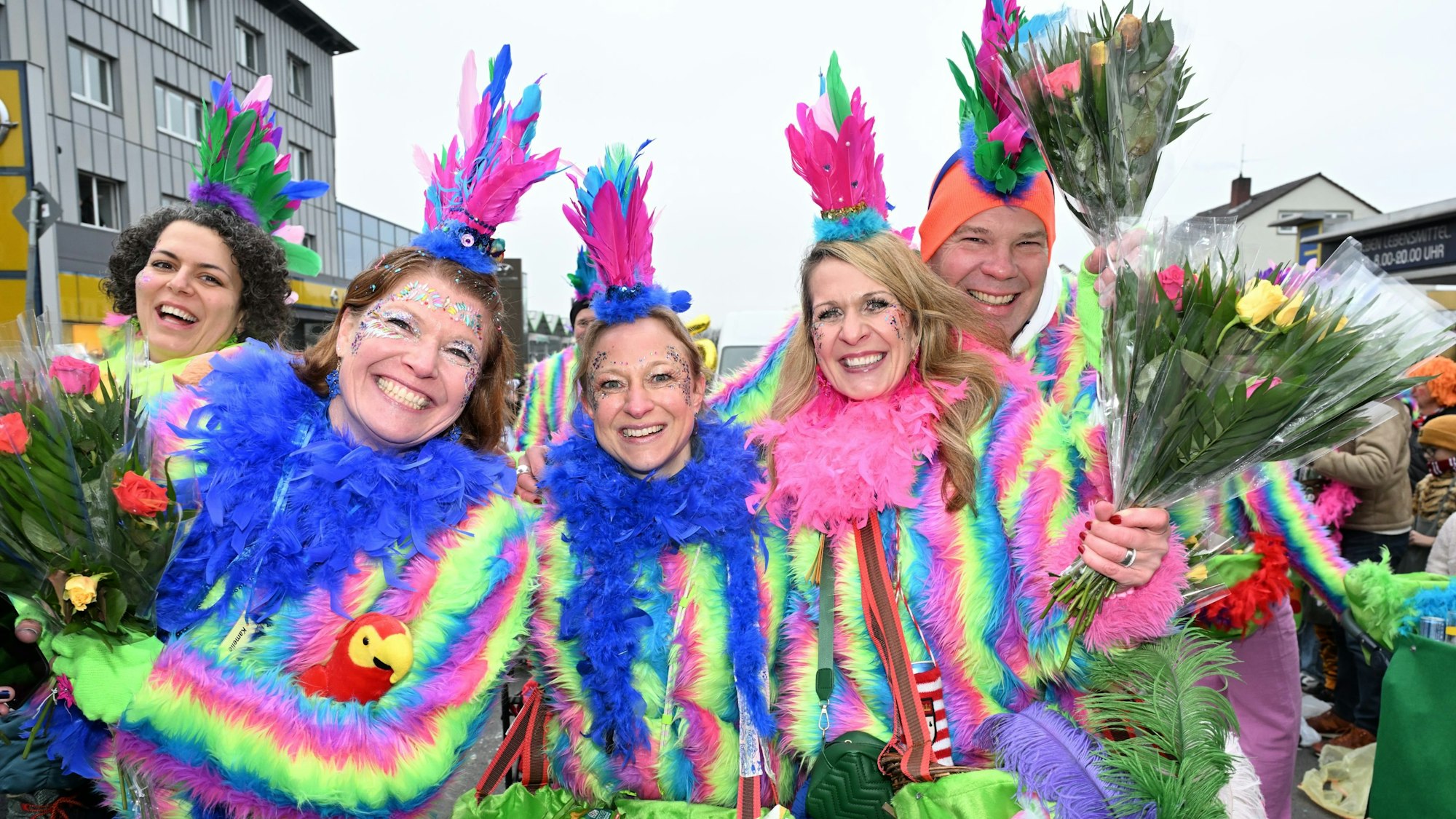 Als Paradiesvögel verkleidet war eine Fußgruppe.