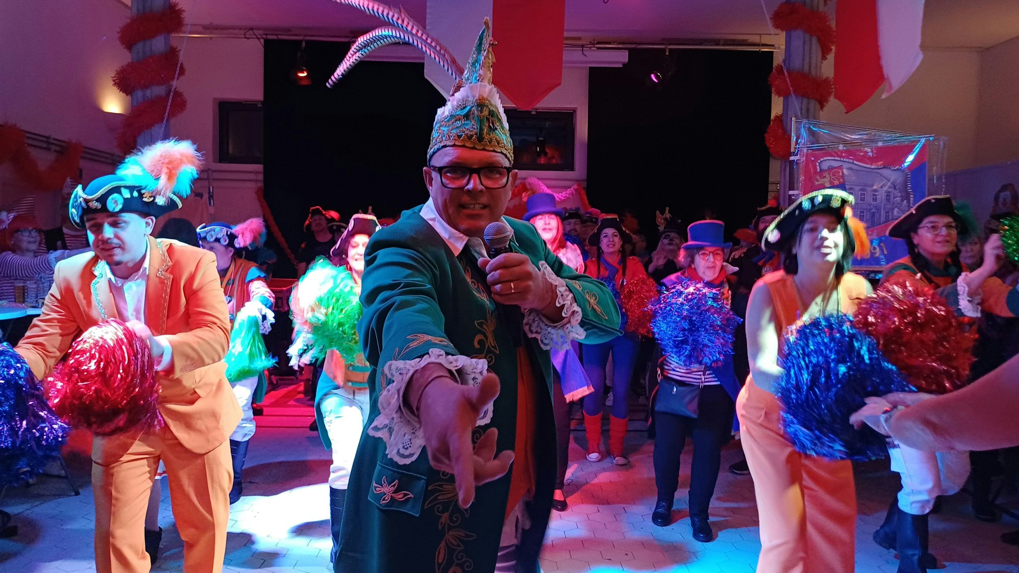 Prinz Roland I. mit Mikrofon in der Hand auf der Karnevalsparty in Burscheid.