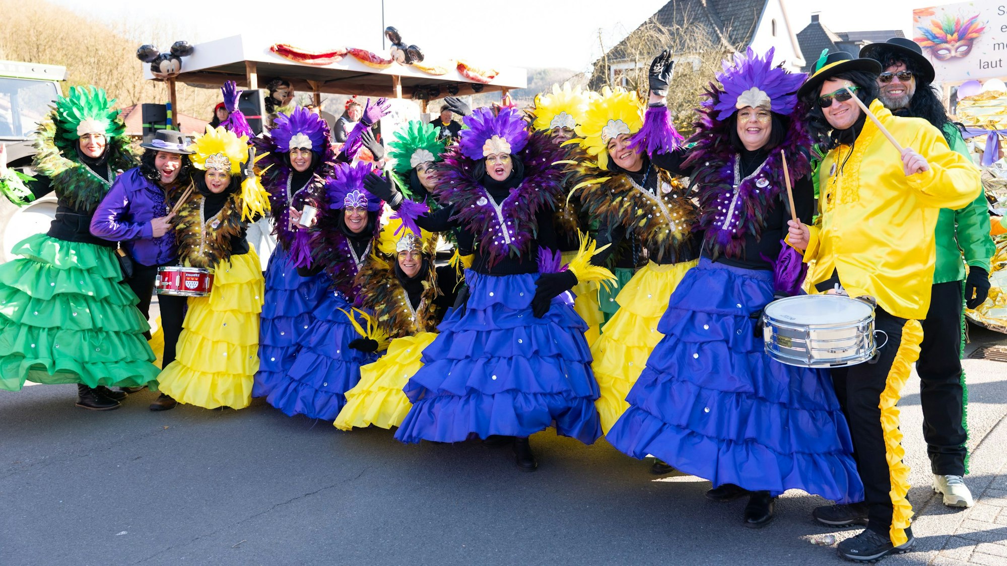Eine Gruppe bei einem Karnevalszug.