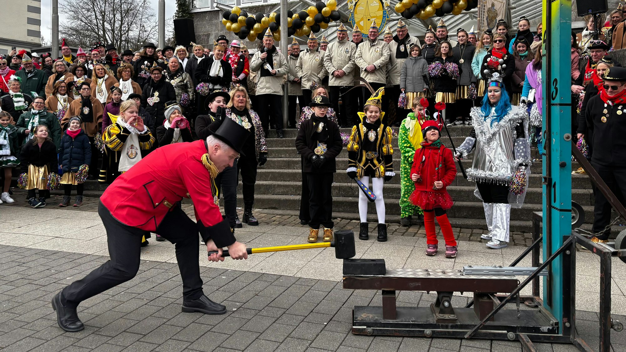 Bürgermeister Rainer Viehof schlägt mit dem Hammer.