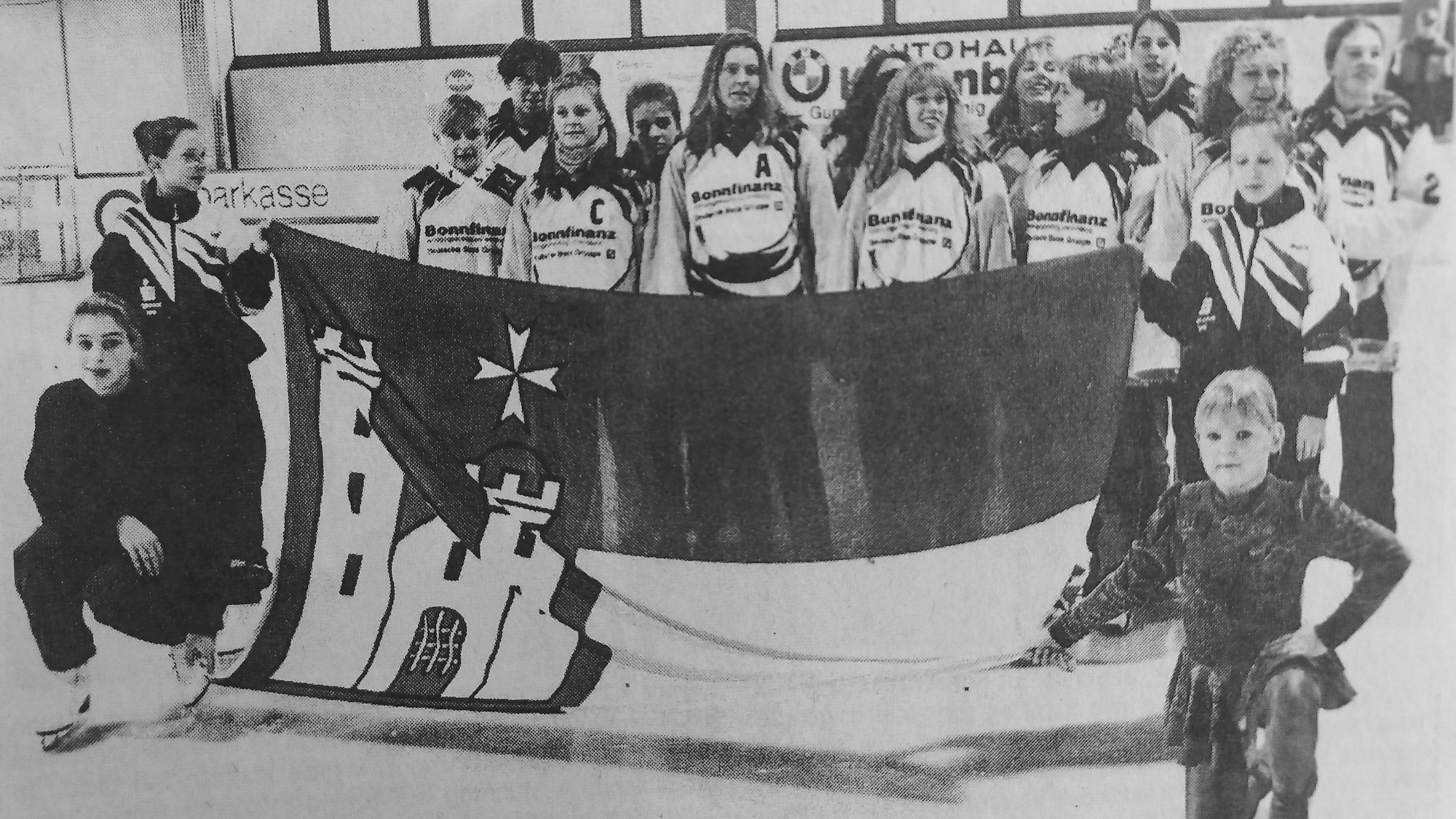 Ein schwarz-weißes Foto zeigt eine Eishockeymannschaft.