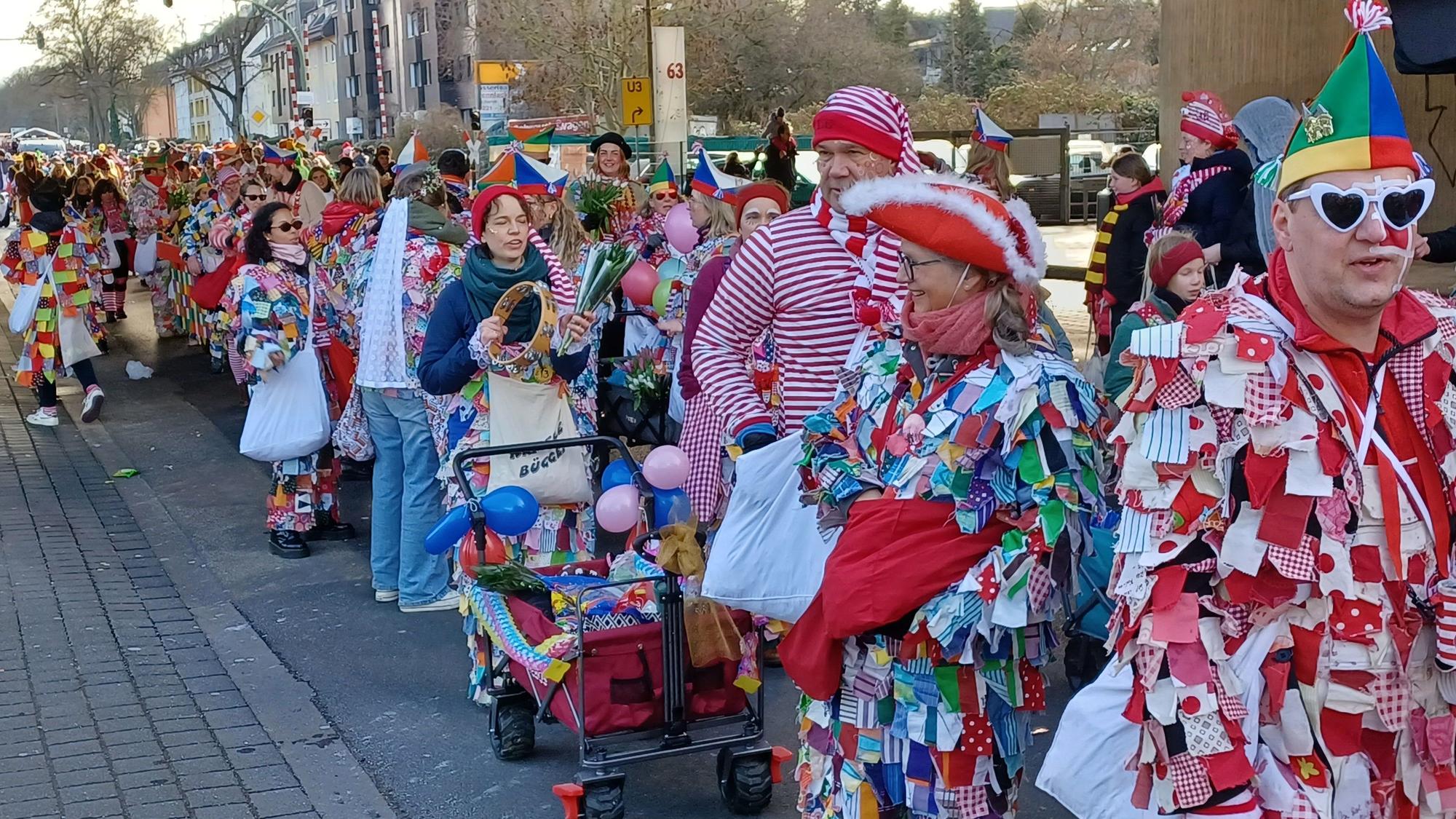 Eine Gruppe Lappenclowns ist im Niehler Zoch unterwegs.