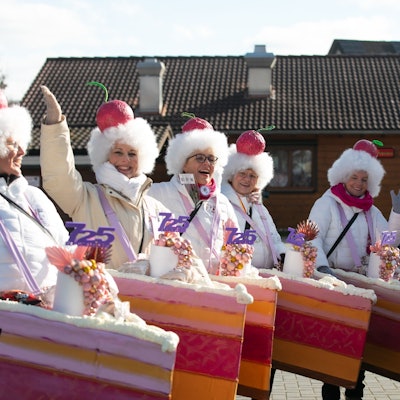 Eine Gruppe im Karnevalszug - als Sahnetorten verkleidet.