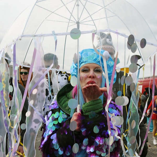 Eine Frau wirft dem Fotografen einen Luftkuss zu.