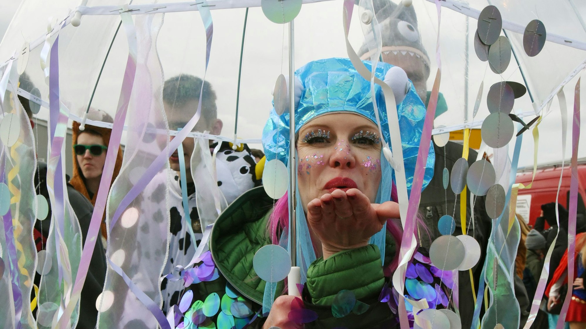 Eine Frau wirft dem Fotografen einen Luftkuss zu.