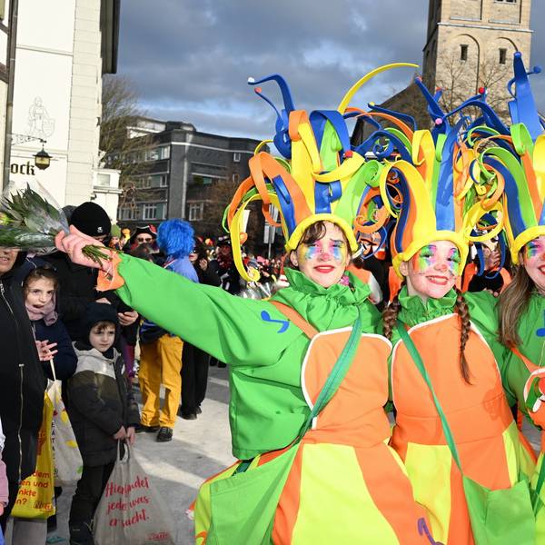 Als aufziehbare Tanzpuppen haben sich die Mitglieder der Kajuja verkleidet.