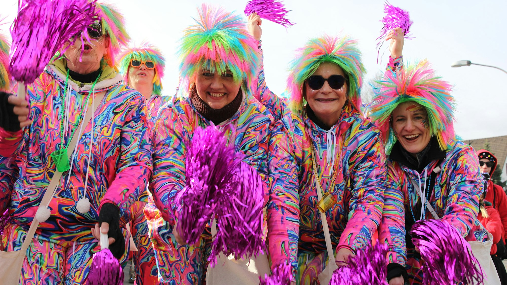 "Heimbach tanzt im Discoglanz": Mit Neonfarben und Metallic-Pompoms brachte die KG Torrausch gute Laune mit.