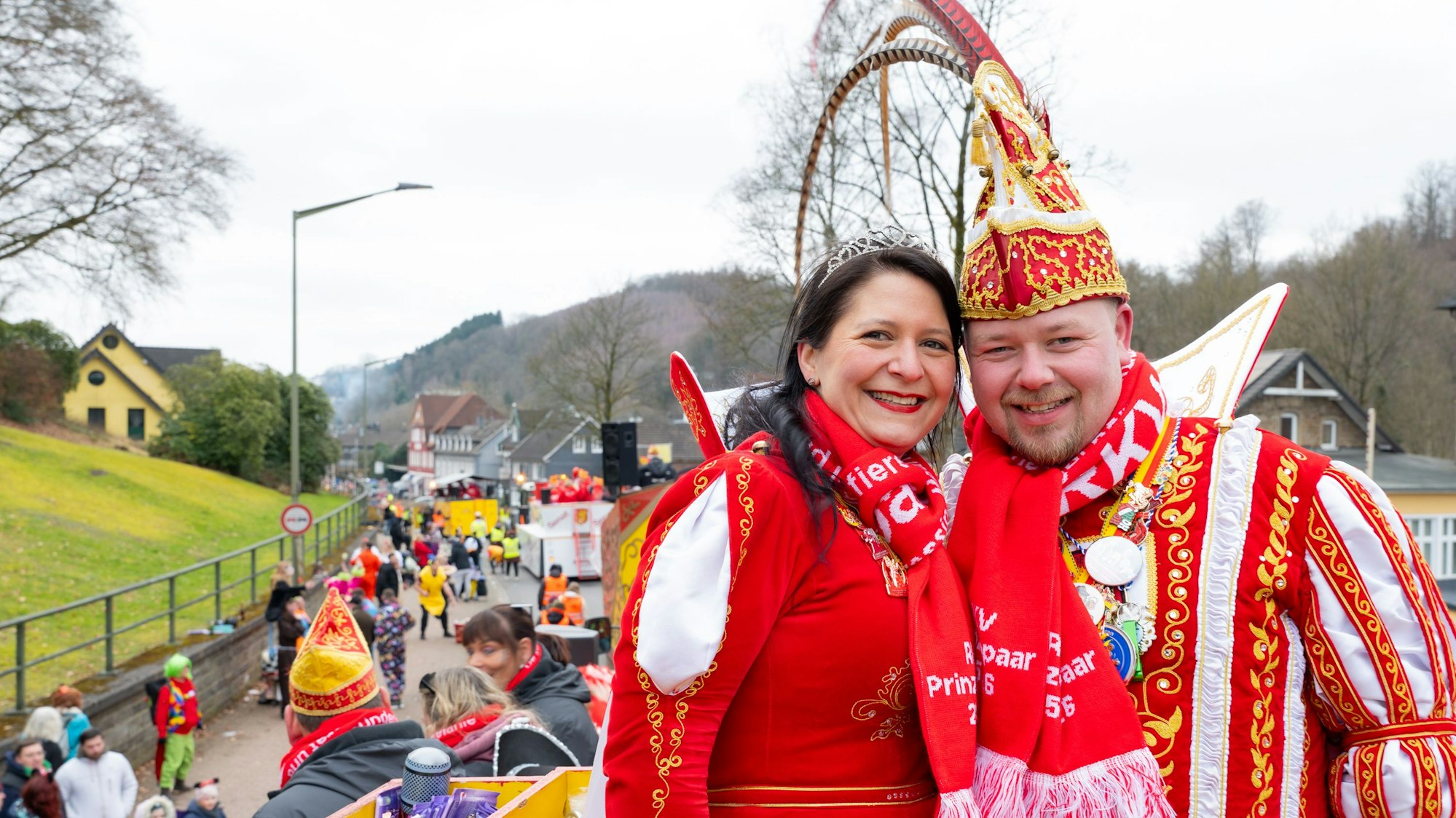 Das Ründerother Prinzenpaar auf einem Festwagen.