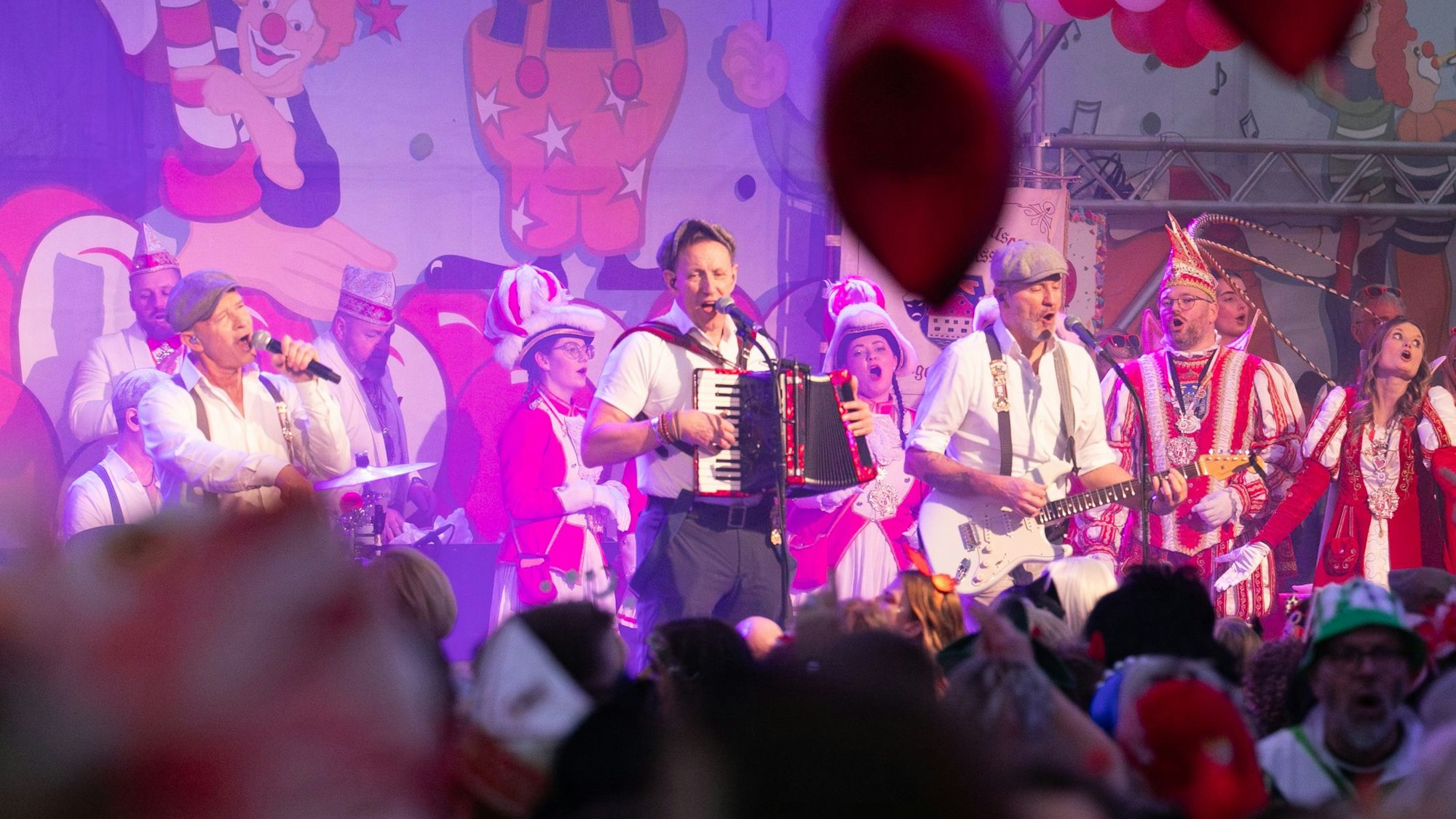 Klüngelköpp treten auf der Bühne eines Festzelts auf.