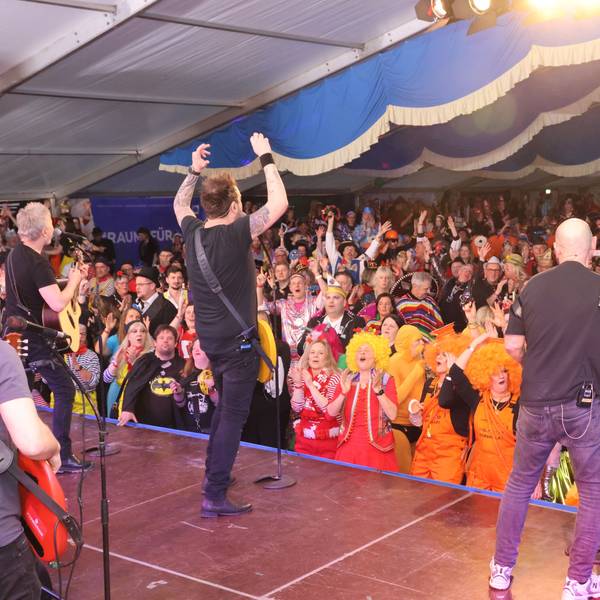Die Band Paveier auf der Bühne einer Karnevalssitzung in einem Festzelt.