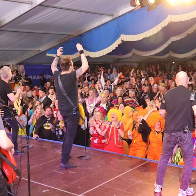 Die Band Paveier auf der Bühne einer Karnevalssitzung in einem Festzelt.