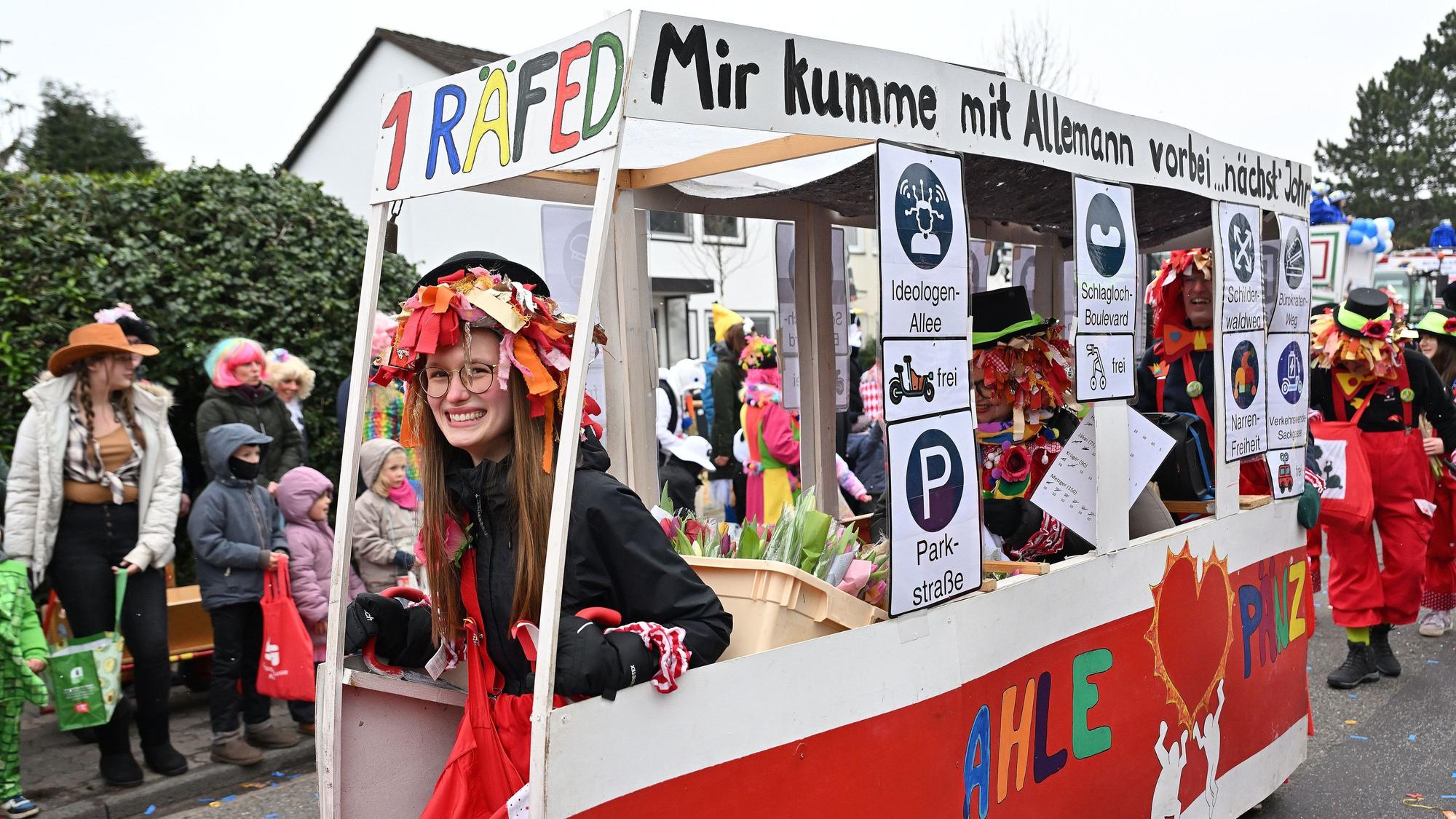 Als eigener Wagen fährt eine nachgebaute Version der KVB-Linie 1 im Zug mit.