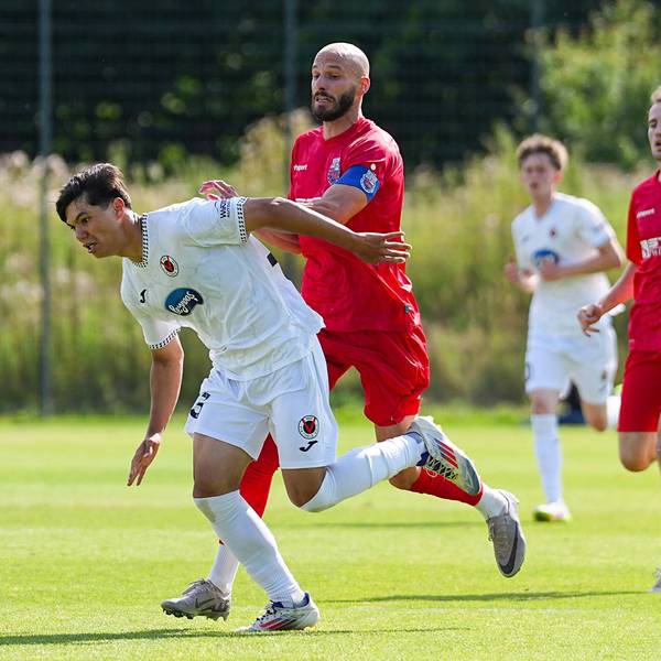 08.07.2025, xydrx, Fußball, Viktoria Köln - Bonner SC, Testspiel, Trainingsplatz Pohlstadtsweg: Fabian Fricke Viktoria Köln 13 im Zweikampf gegen Adis Omerbasic Bonner SC 22 Nordrhein-Westfahlen Deutschland *** 08 07 2025, xydrx, Football, Viktoria Köln Bonner SC, Test match, Training ground Pohlstadtsweg Fabian Fricke Viktoria Köln 13 in duel against Adis Omerbasic Bonner SC 22 North Rhine-Westphalia Germany