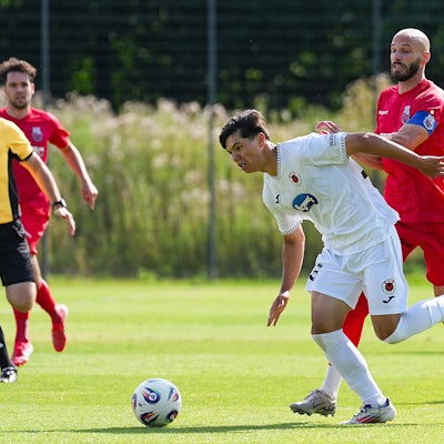 08.07.2025, xydrx, Fußball, Viktoria Köln - Bonner SC, Testspiel, Trainingsplatz Pohlstadtsweg: Fabian Fricke Viktoria Köln 13 im Zweikampf gegen Adis Omerbasic Bonner SC 22 Nordrhein-Westfahlen Deutschland *** 08 07 2025, xydrx, Football, Viktoria Köln Bonner SC, Test match, Training ground Pohlstadtsweg Fabian Fricke Viktoria Köln 13 in duel against Adis Omerbasic Bonner SC 22 North Rhine-Westphalia Germany
