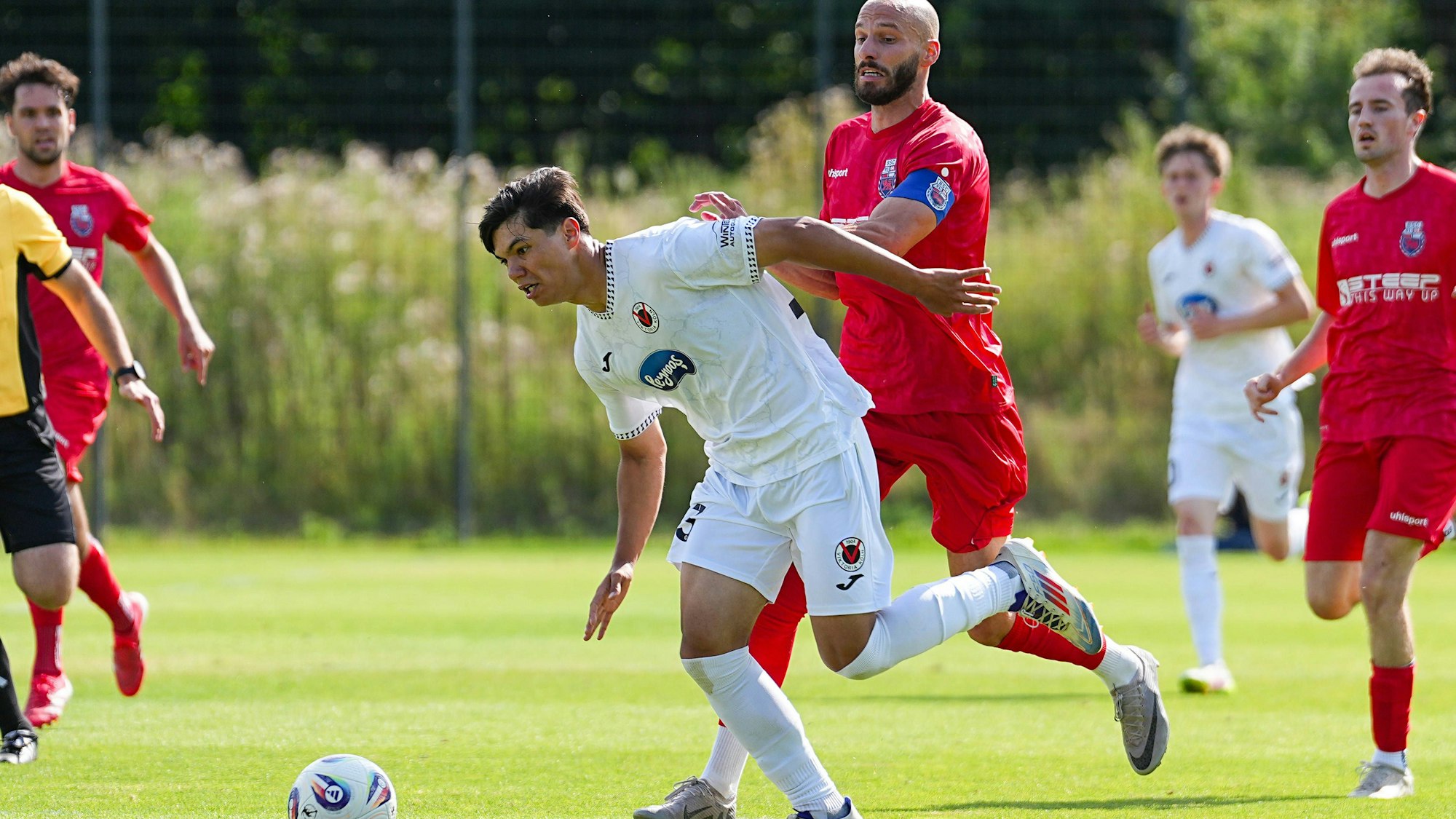 08.07.2025, xydrx, Fußball, Viktoria Köln - Bonner SC, Testspiel, Trainingsplatz Pohlstadtsweg: Fabian Fricke Viktoria Köln 13 im Zweikampf gegen Adis Omerbasic Bonner SC 22 Nordrhein-Westfahlen Deutschland *** 08 07 2025, xydrx, Football, Viktoria Köln Bonner SC, Test match, Training ground Pohlstadtsweg Fabian Fricke Viktoria Köln 13 in duel against Adis Omerbasic Bonner SC 22 North Rhine-Westphalia Germany