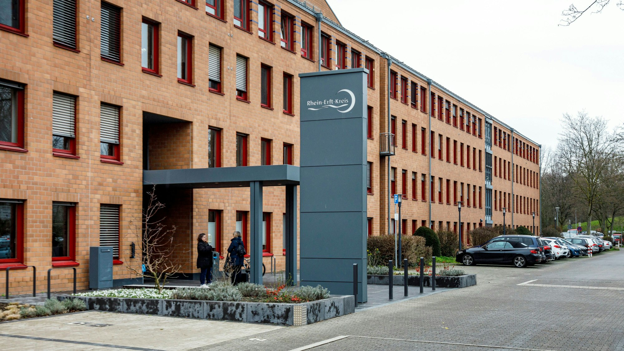 Auf dem Foto ist das Bergheimer Kreishaus zu sehen.