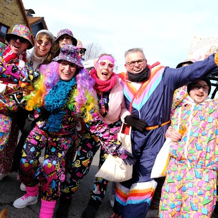 Voll im Disco-Fieber tanzten diese jecken Weyerer am Tulpensonntag durchs Dorf.