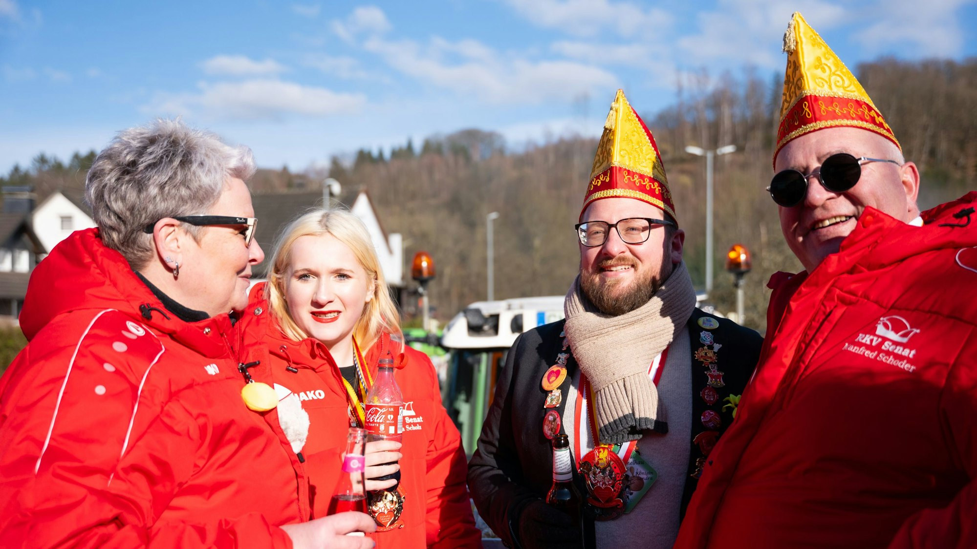 Engelskirchens Bürgermeister Lukas Miebach auf einem Festwagen des RKV.