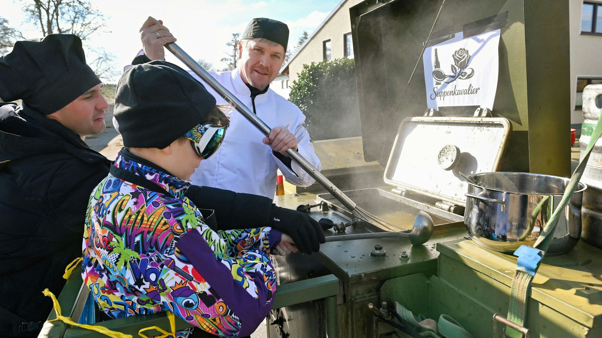 Dank der „Suppenkavaliere“ durften sich die Schwerfener Jecken auch über eine wärmende Suppe freuen.
