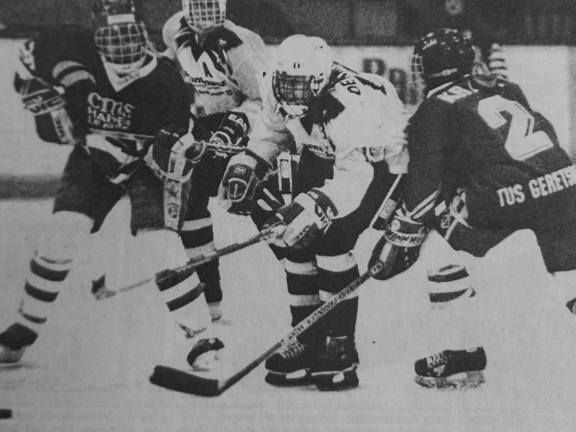 Ein schwarz-weißes Foto zeigt eine Spielsituation beim Eishockey.