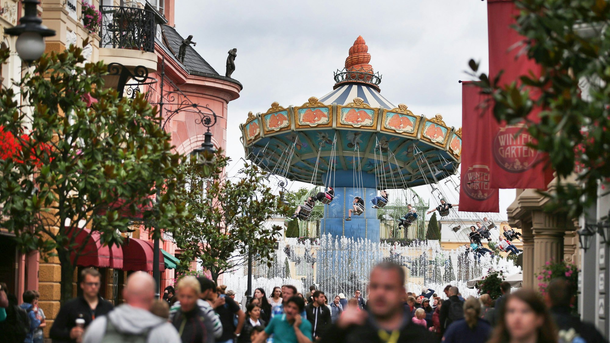 Besucher gehen durch den Freizeitpark Phantasialand.