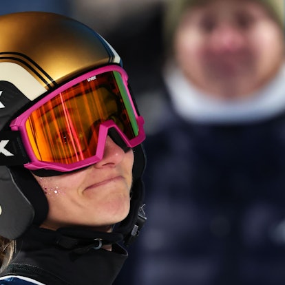 Katharina Schmid (Deutschland) reagiert nach ihrem Sprung.