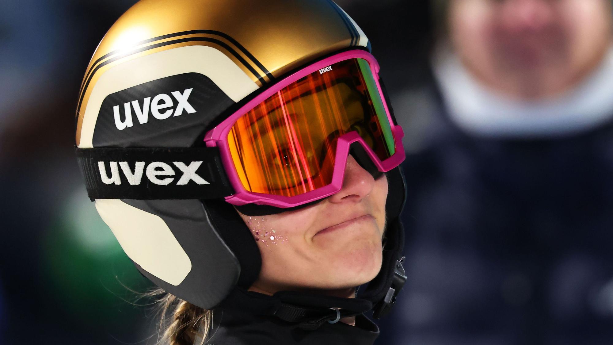 Katharina Schmid (Deutschland) reagiert nach ihrem Sprung.