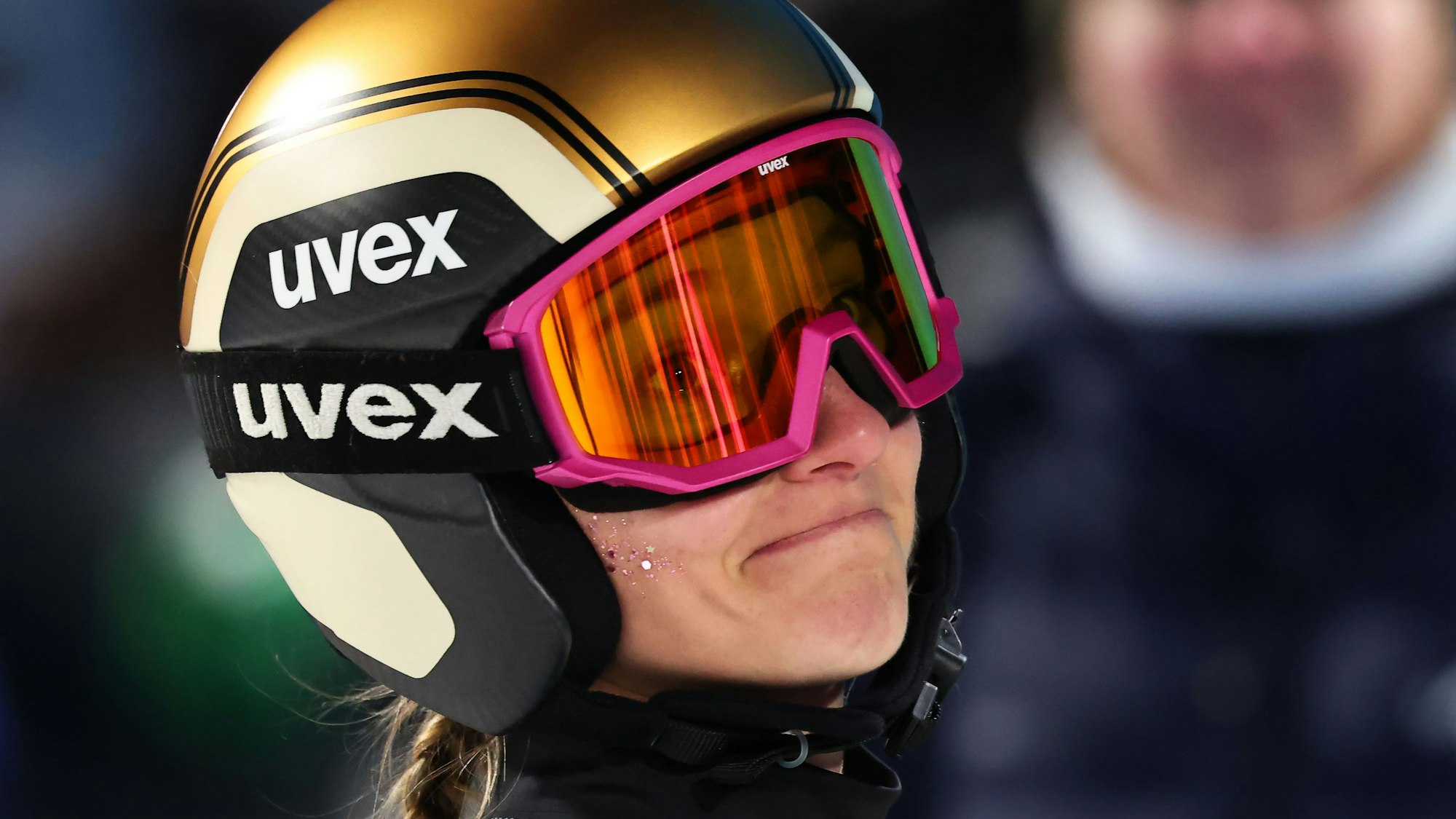 Katharina Schmid (Deutschland) reagiert nach ihrem Sprung.