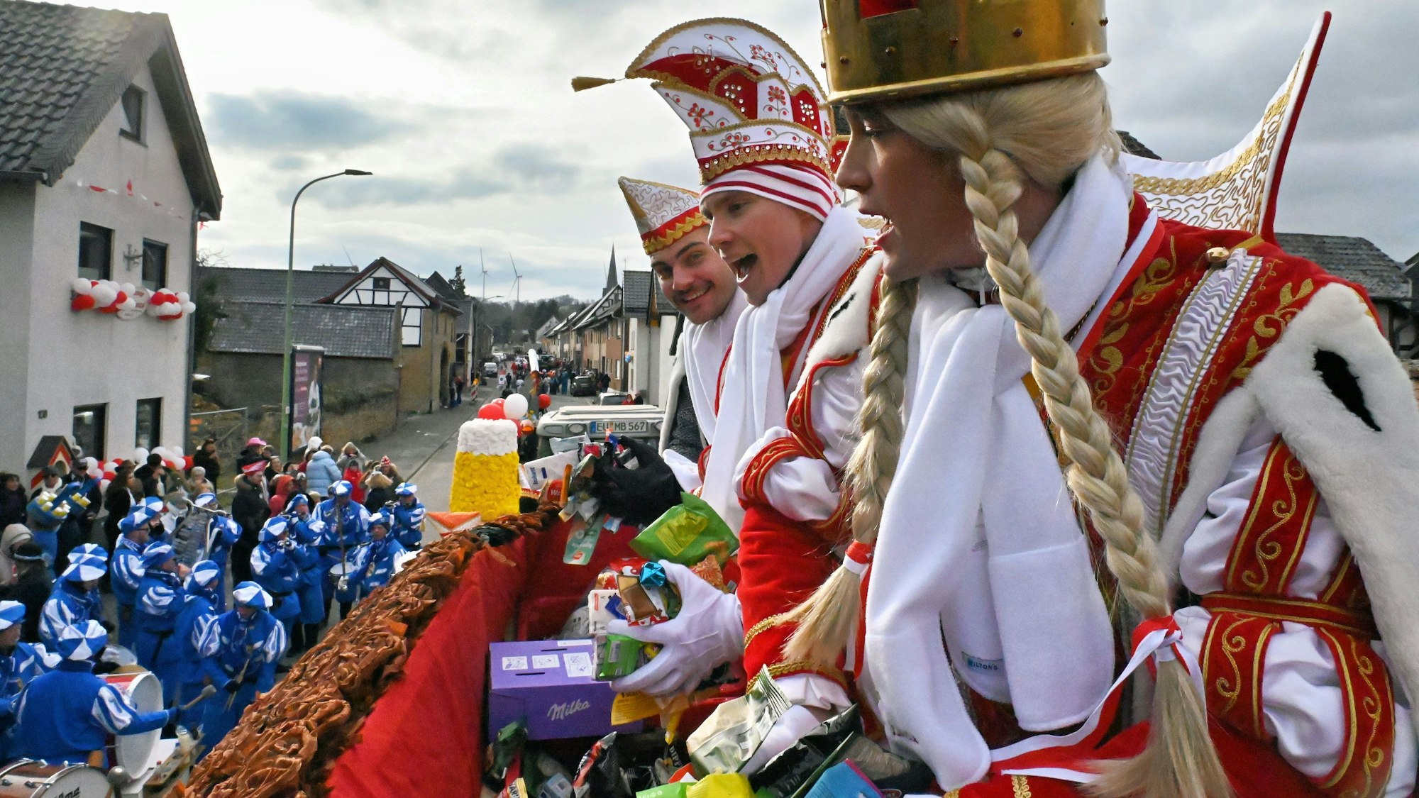 Bauer Jan-Luca (Kratz), Jungfrau Luzie (Luca Hoscheid) und Prinz Jannik I. (Hoscheid) genossen ihren Sessionshöhepunkt beim Straßenkarneval in Bürvenich.