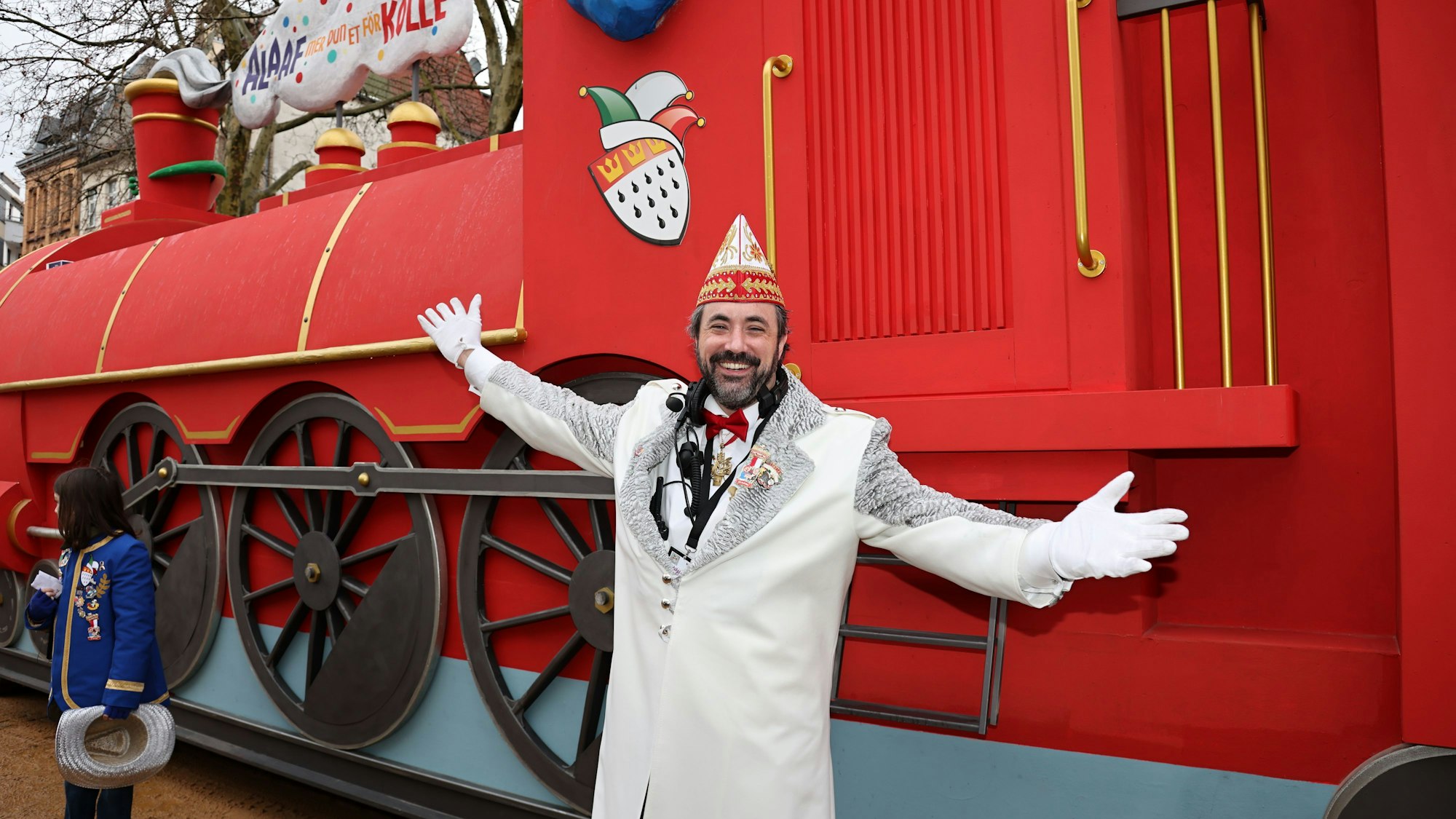 Zugleiter Marc Michelske vor der Karnevalslok, die auf den Start wartet.