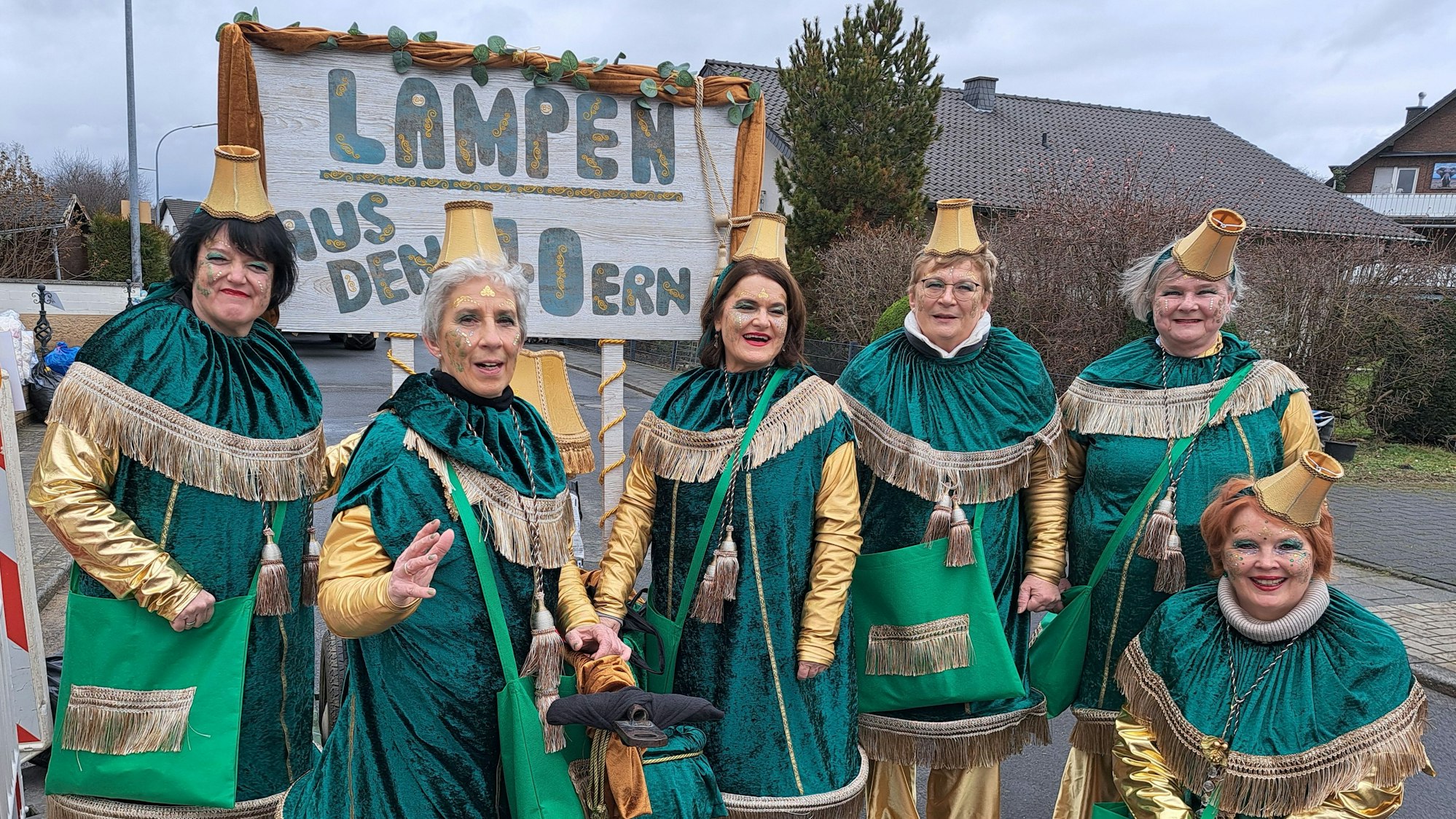 Wären sie ein Möbelstück, dann wären sie eine Lampe aus den 70ern: Die Frauen vom Freundeskreis Ovverdörp.