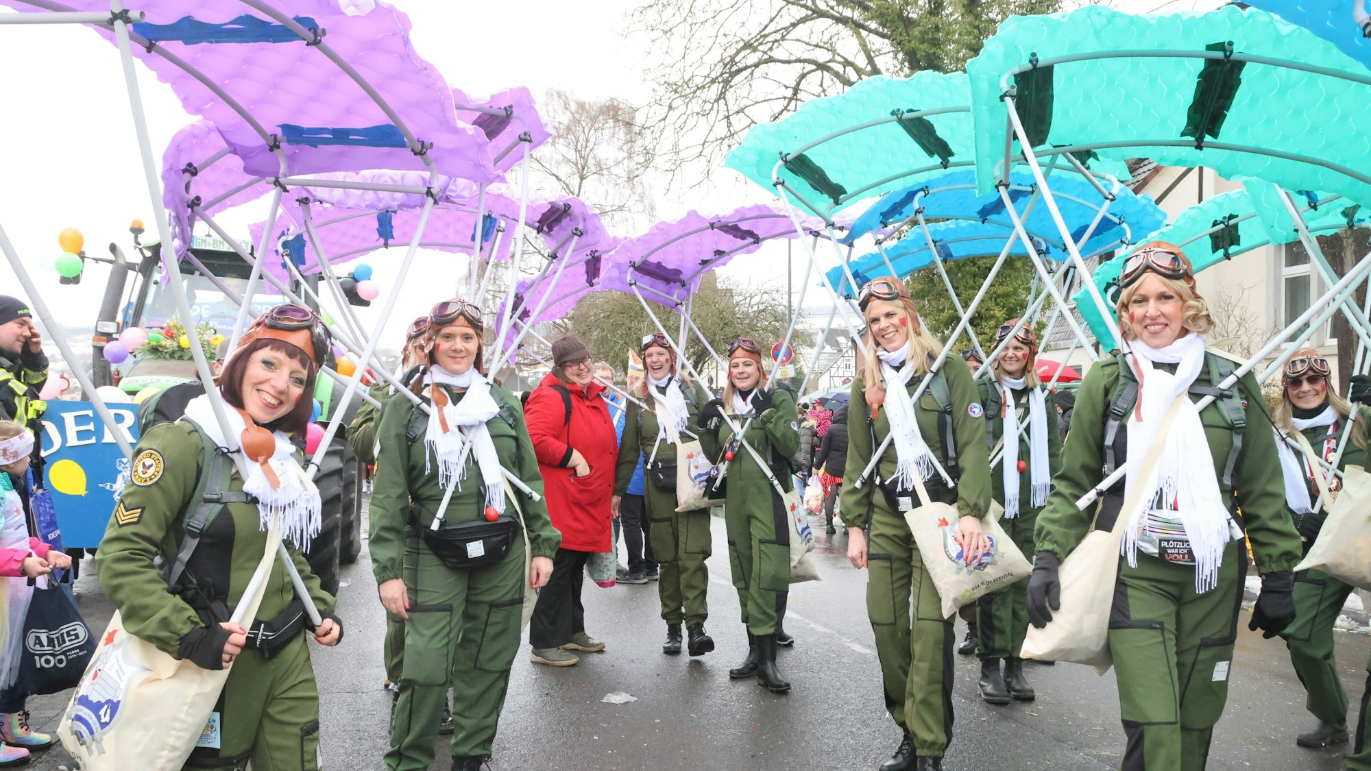 Eine verkleidete Gruppe in einem Karnevalszug.