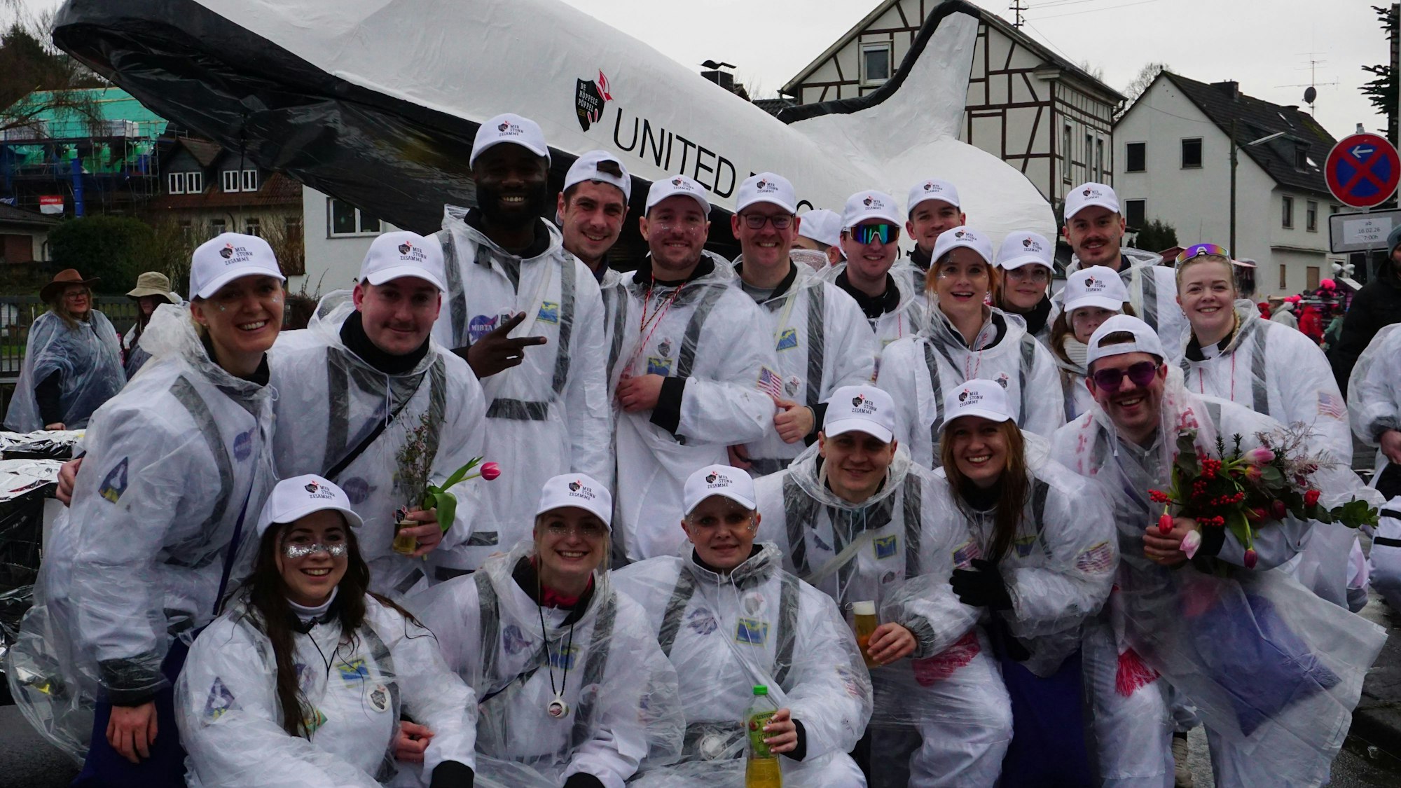 Die Höppelepöppel haben ein Space Shuttle als Wagen gebaut, das sich auf und ab bewegt. Kurz vor Zugbeginn gab es eine Panne, die aber glücklicherweise noch behoben werden konnte.
