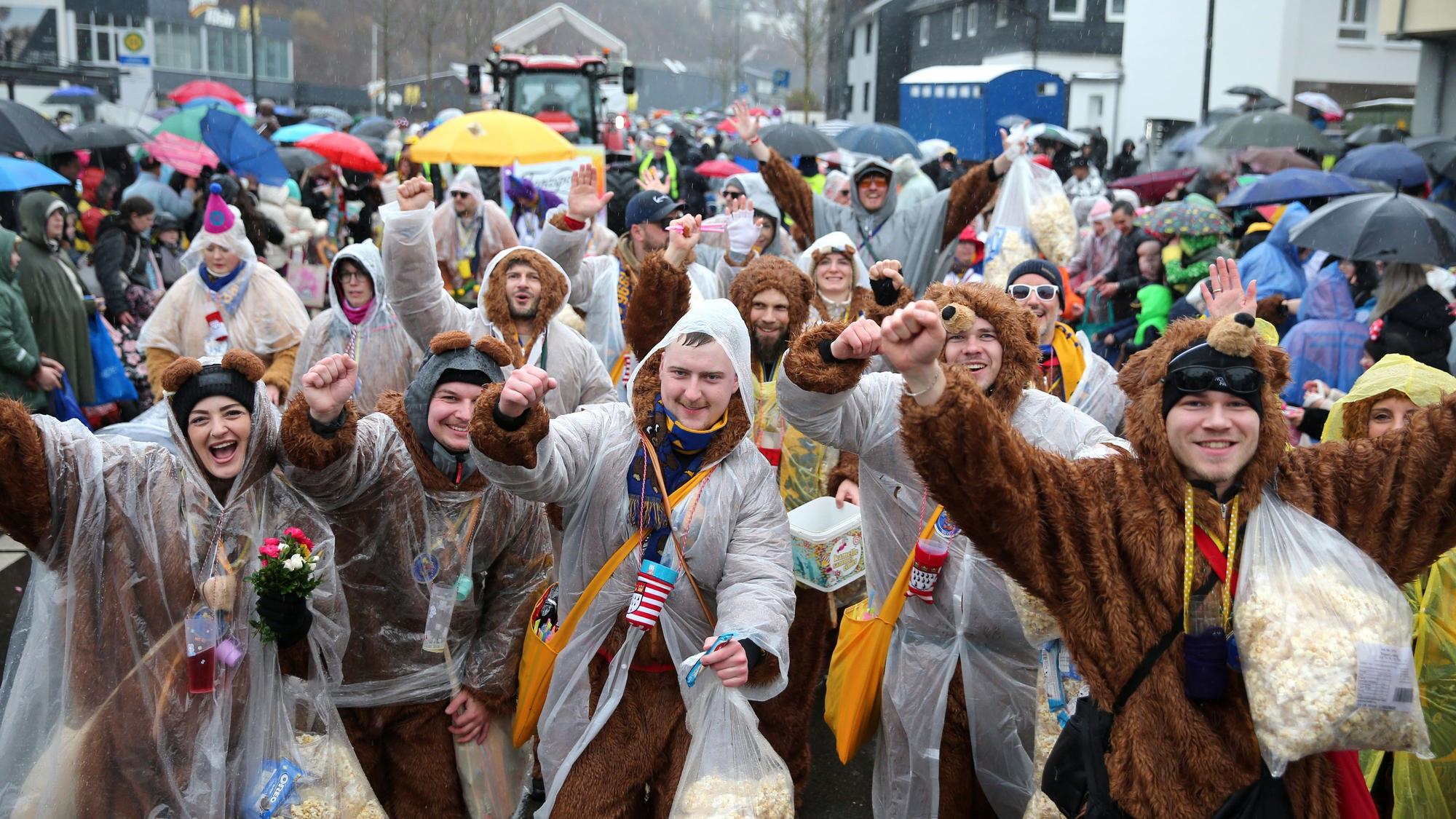 Eine Gruppe in Fellkostümen.