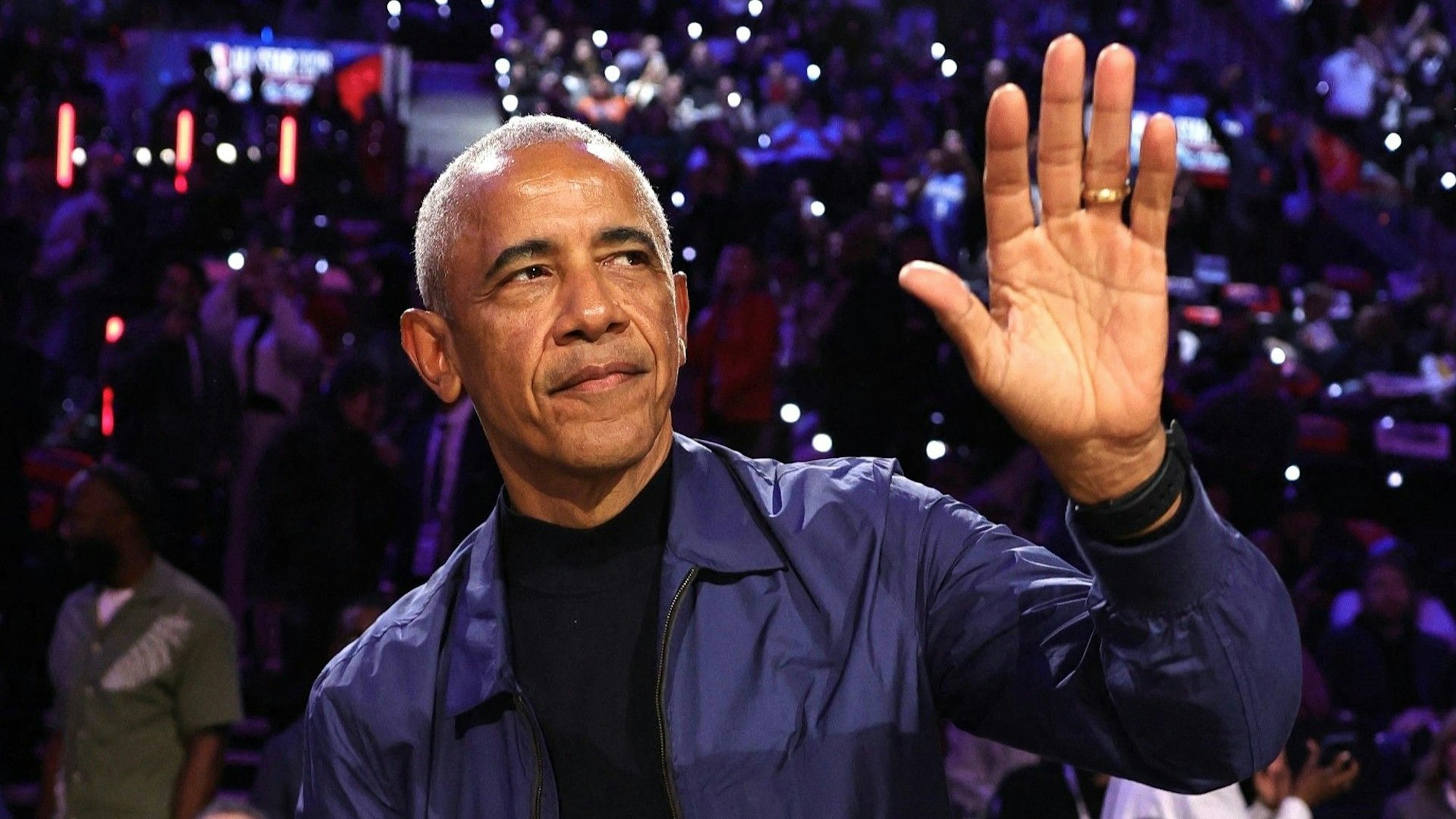 Barack Obama winkt beim 75. NBA All-Star Game am 15. Februar der Menge zu. Der frühere US-Präsident hat mit Aussagen über Aliens für Aufsehen gesorgt.