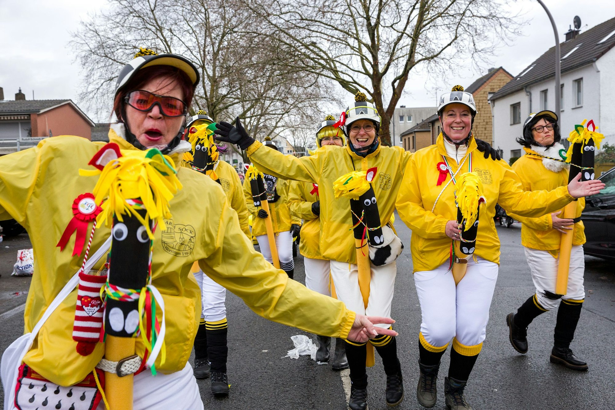 Eine Gruppe in Reiterkostümen sind im Zug unterwegs.
