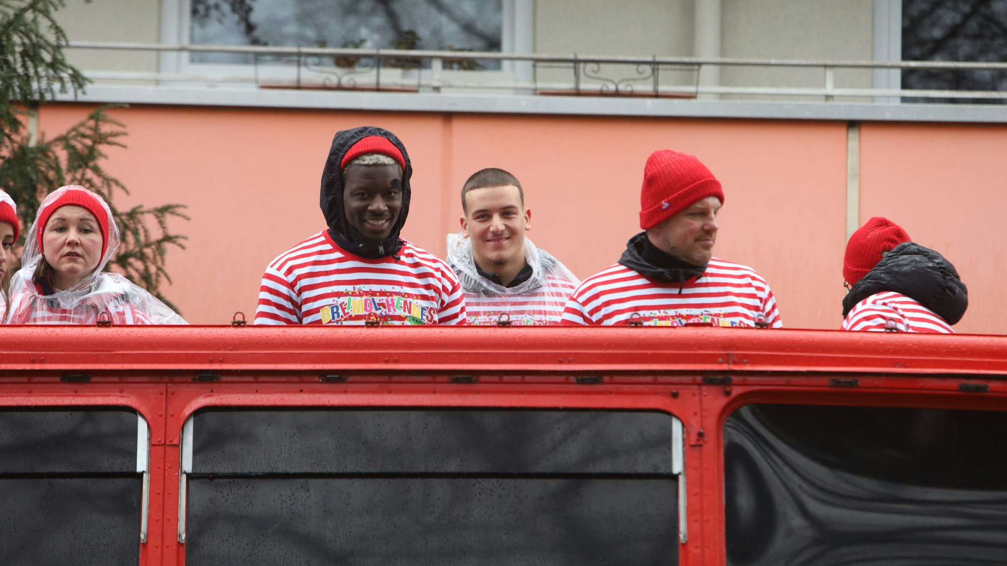 Beim Rosenmontagszug fahren Ragnar Ache, Said El Mala und Lukas Kwasniok auf dem Wagen des 1. FC Köln mit.