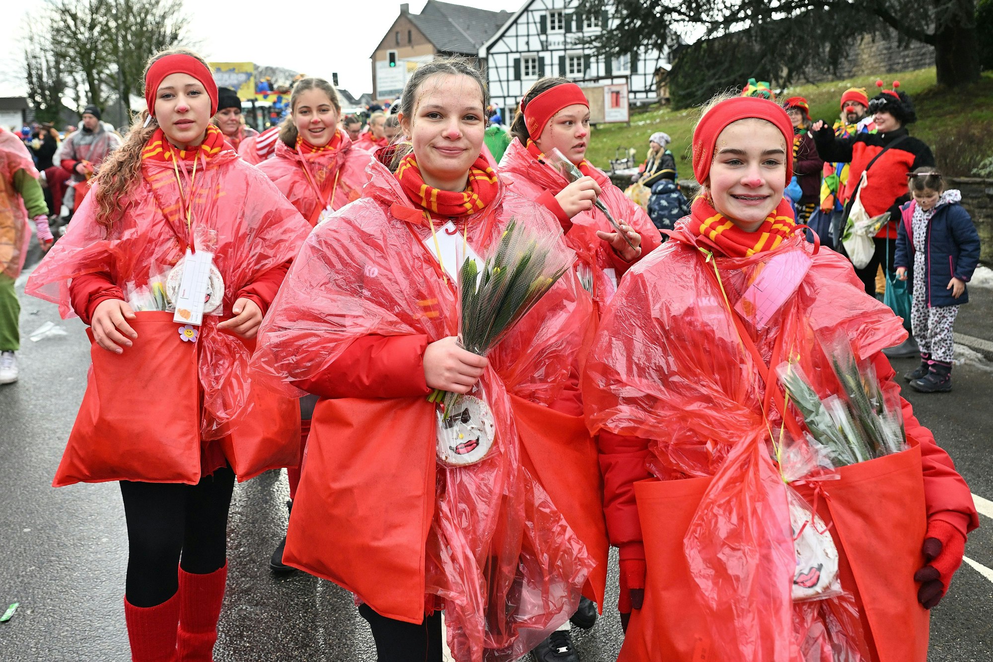 Das Foto zeigt gut gelaunte Teilnehmer des Dürscheider Rosenmontagszugs