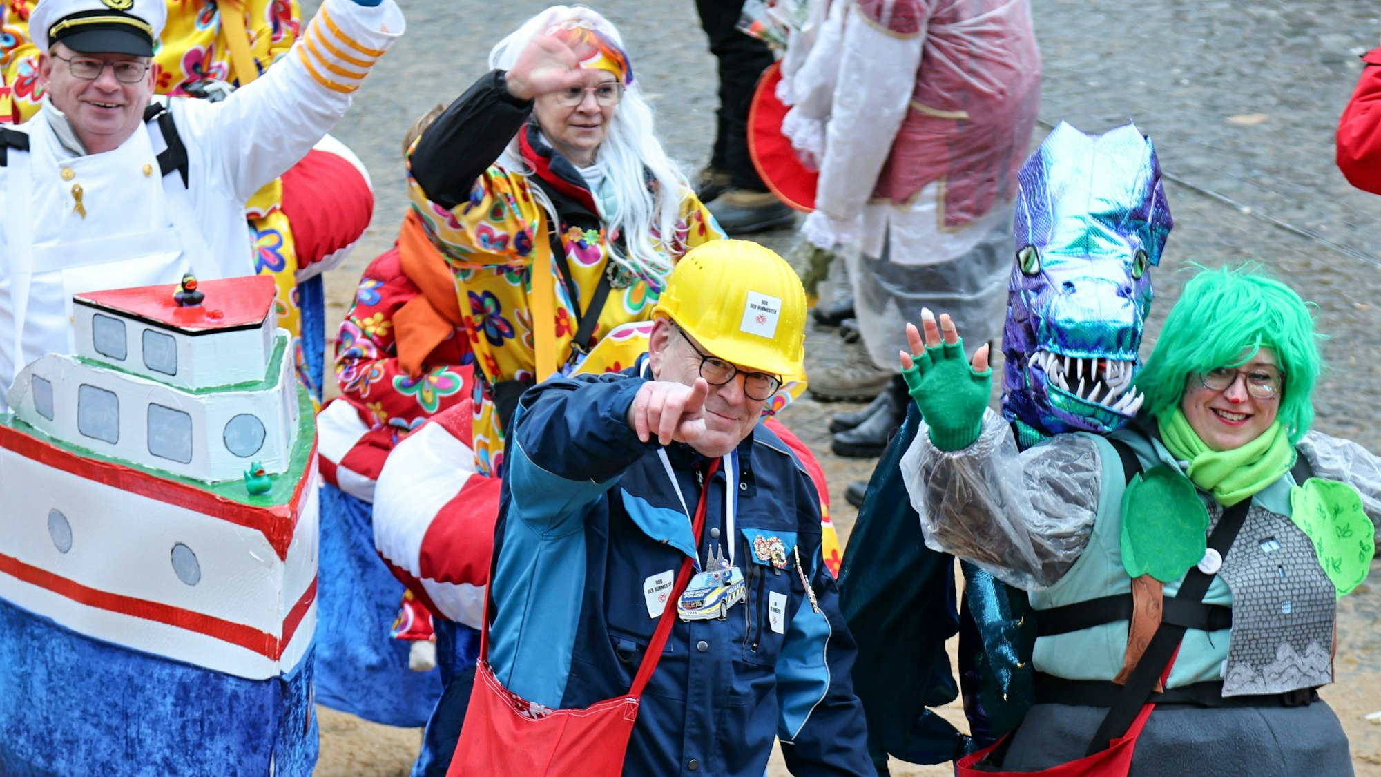 Köln OB Torsten Burmester „Kölsche Fründen Ossendorf 1995“ im Fußvolk des Rosenmontagszugs.