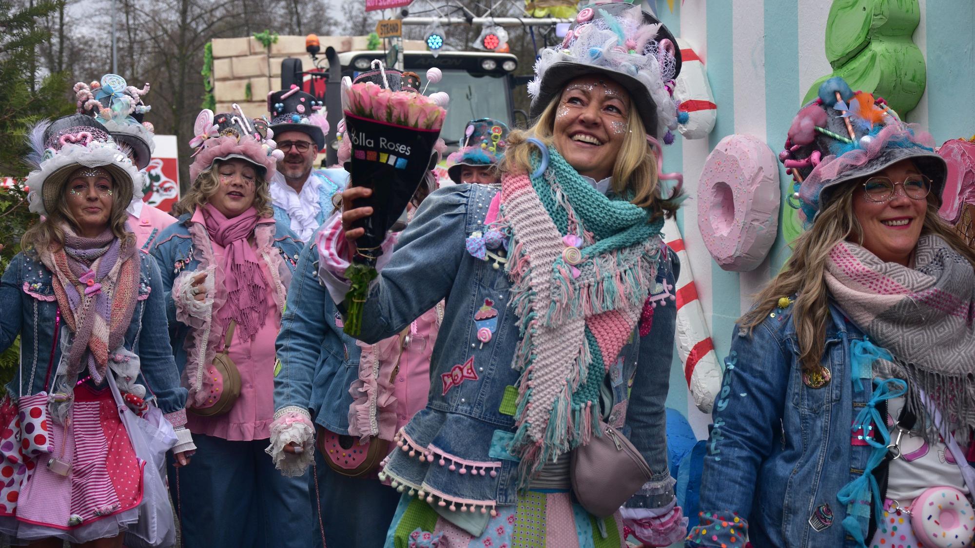 Rosenmontagszug in Much: Schön bunt: Die Kamellejunkies aus Much laufen in den buntesten Farben auf