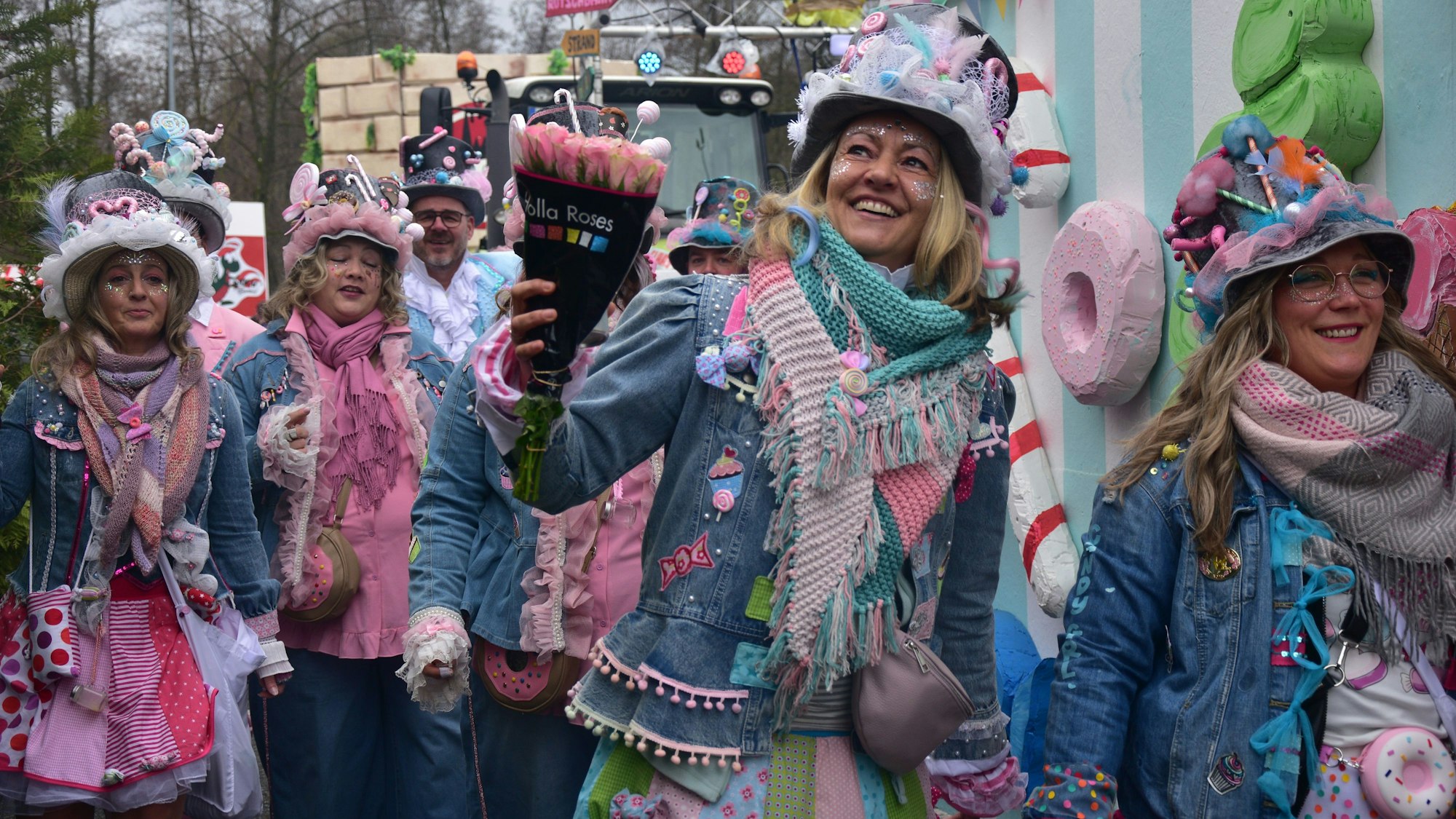 Rosenmontagszug in Much: Schön bunt: Die Kamellejunkies aus Much laufen in den buntesten Farben auf