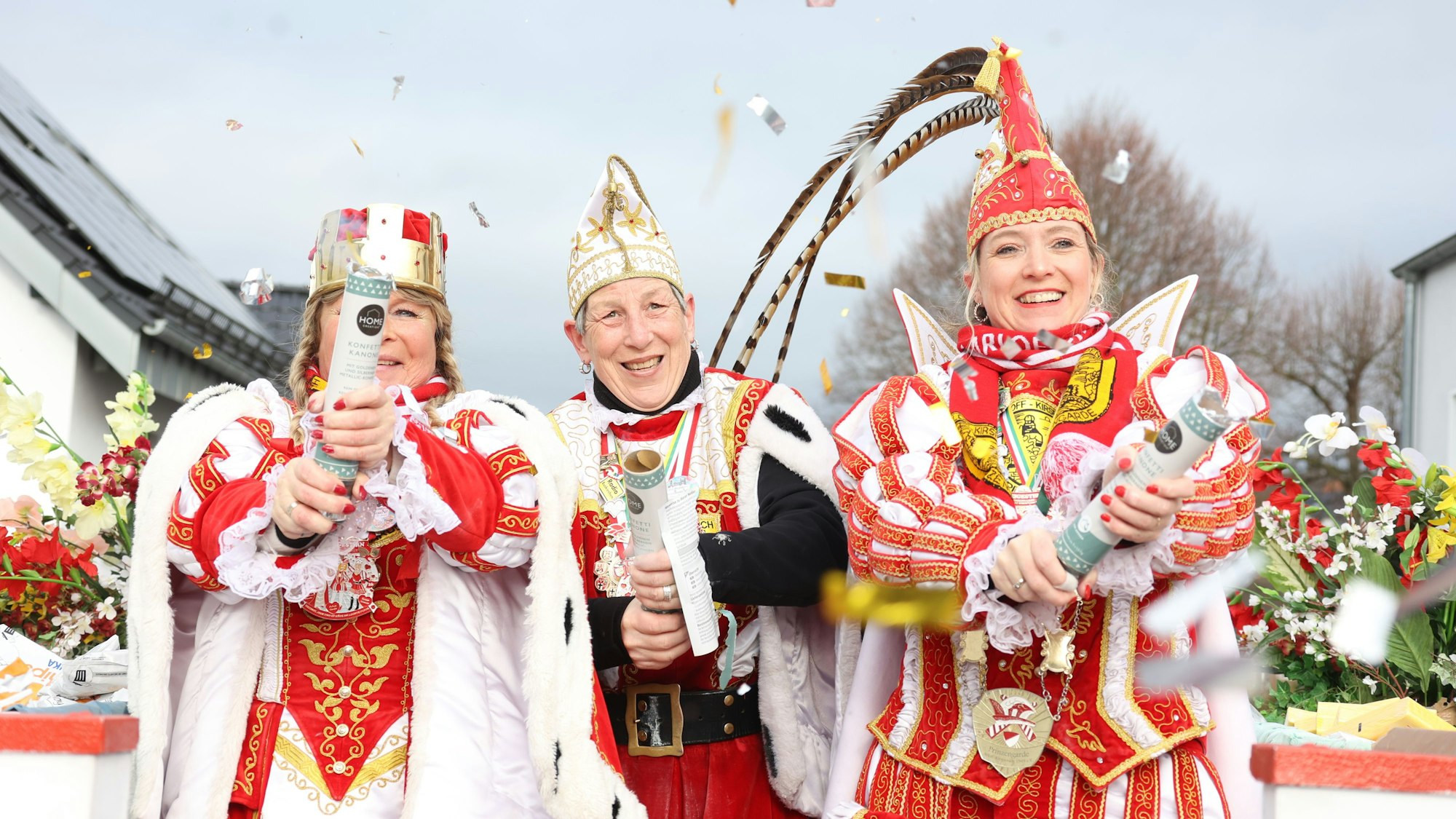 Kurzzeitige Probleme gelöst. Das Dreigestirn ließ die Konfettikanonen knallen.