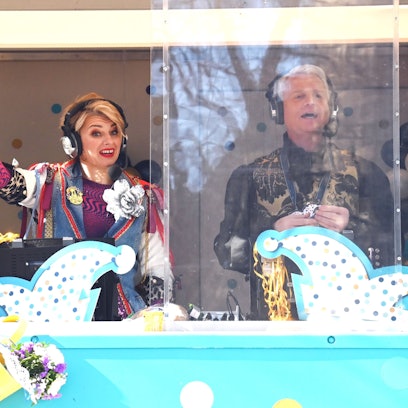 Sabine Heinrich und Guido Cantz während des Rosenmontagszugs.
