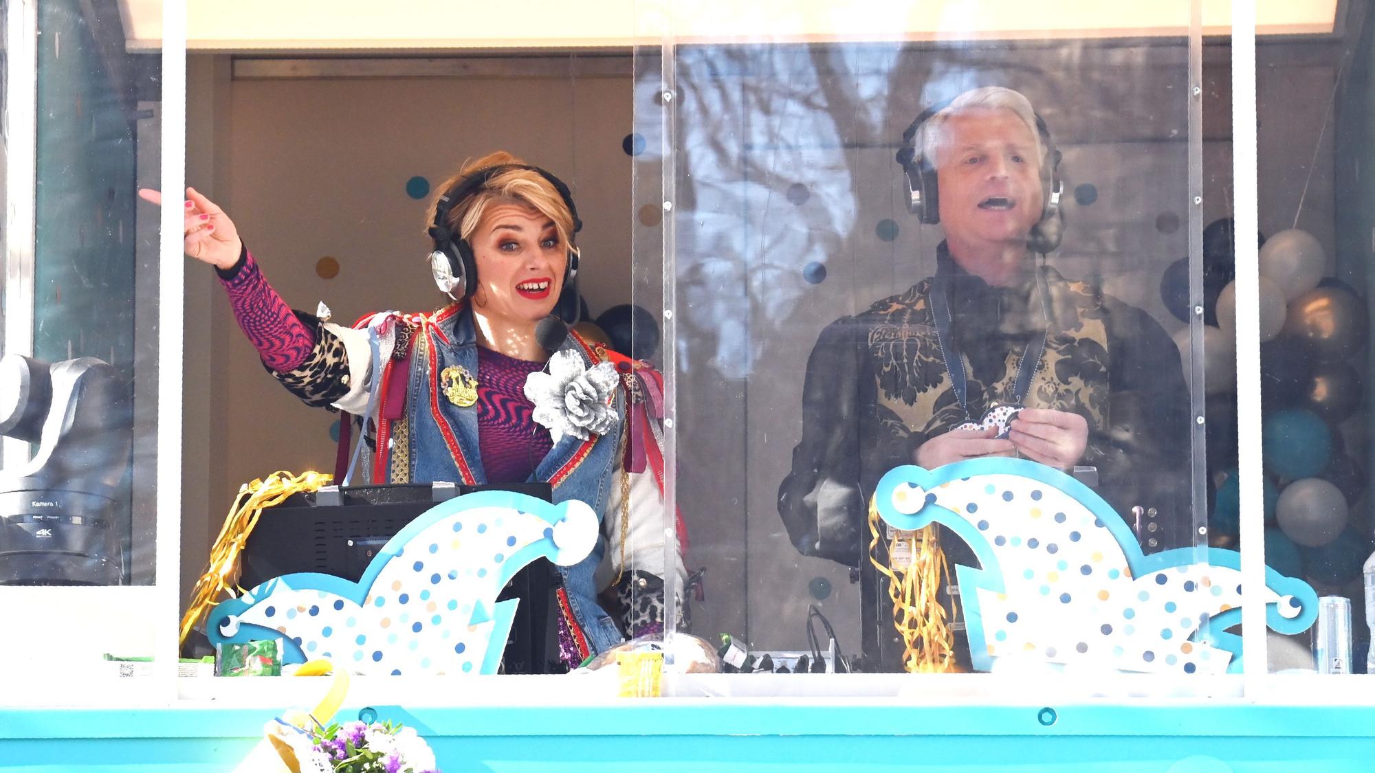 Sabine Heinrich und Guido Cantz während des Rosenmontagszugs.
