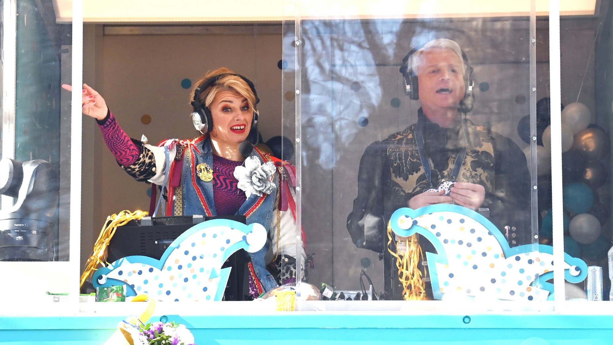 Sabine Heinrich und Guido Cantz während des Rosenmontagszugs.